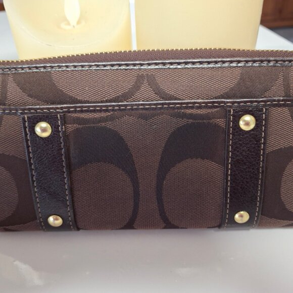 RARE (Like New) Vintage Signature Carly Chocolate Brown C Double Buckle Wallet - Picture 4 of 9